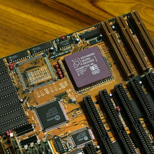 Kubernetes v1.36 Memory QoS: Katmanlı Bellek Koruması Geldi